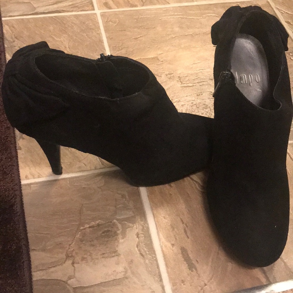 High heels with bow on back